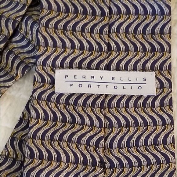 Perry Ellis Portfolio Men's Silk Tie - Picture 4 of 6